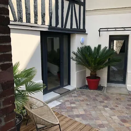 Joli Avec Cour Privée Proche Gare&centre Appartement